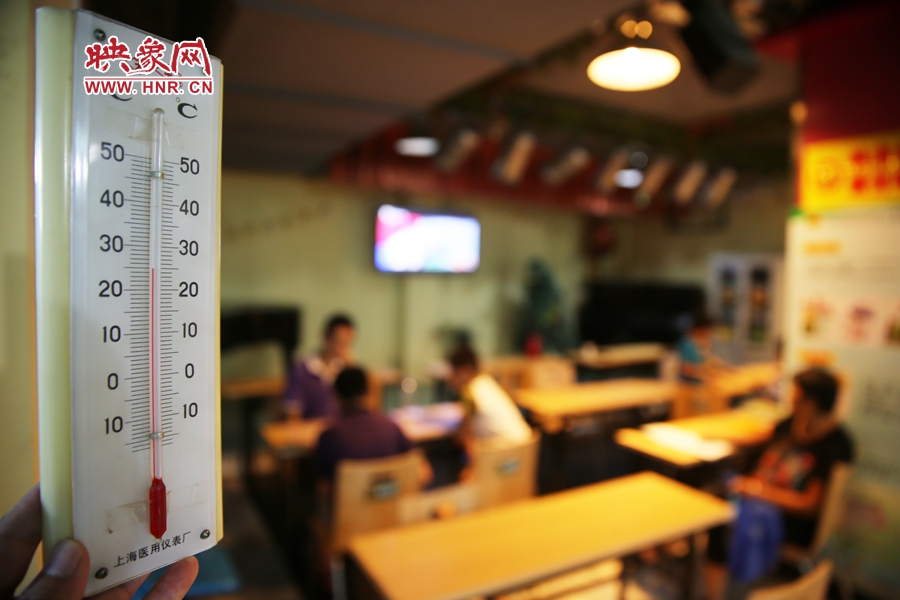 金水區(qū)人防辦（珠江琴行）納涼處，市民在25度的室內玩棋牌。