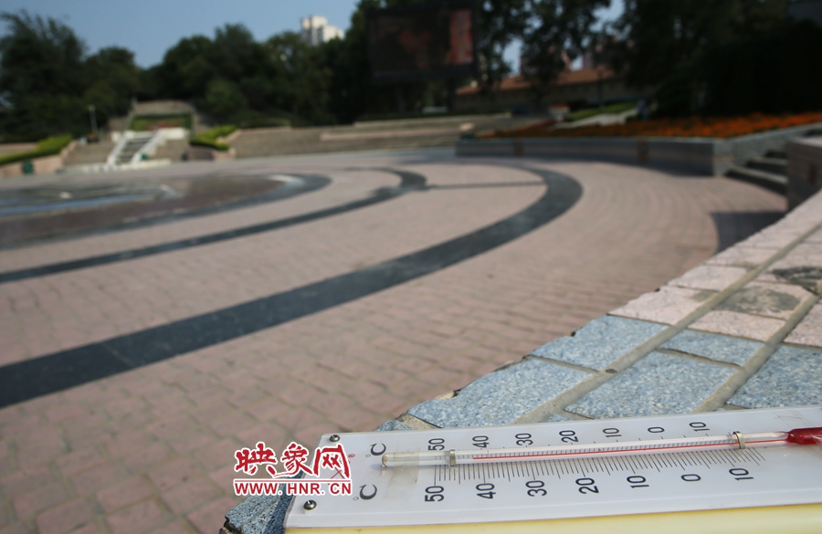 7月8日下午15時46分，紫荊山公園地表溫度為42度（溫度計放置地面測量），比人防納涼處高17度。