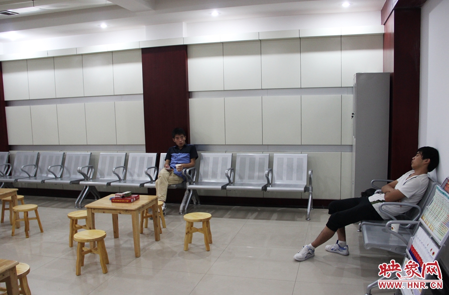 中原區(qū)人防納涼場所（桐柏路與中原路交叉口），市民在22度的室內休息，并配有棋牌和飲用水。