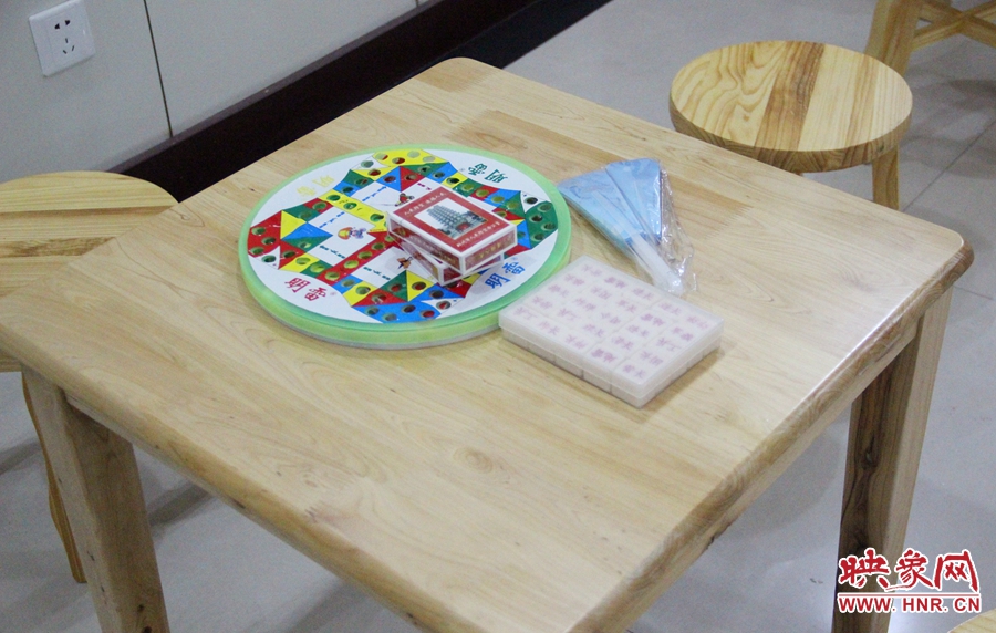 中原區(qū)人防納涼場所（桐柏路與中原路交叉口）內配備的棋牌和扇子。