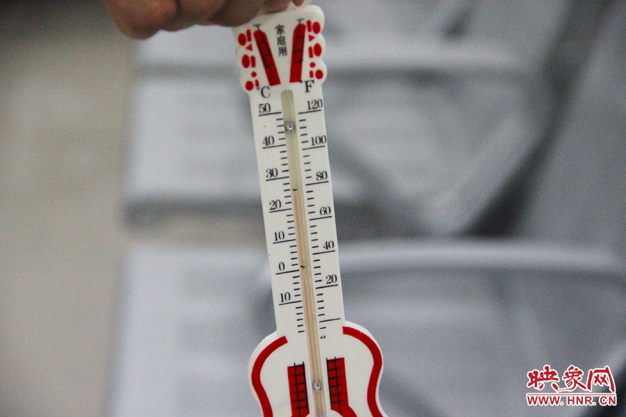 中原區(qū)人防納涼場所（桐柏路與中原路交叉口），室內溫度達24度，相比中原區(qū)室外溫度低14度。