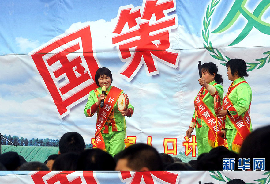 說唱演員在河南省寶豐縣街頭宣傳計劃生育政策（2008年2月19日攝）。