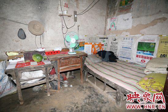 老人的居住條件十分簡(jiǎn)陋。