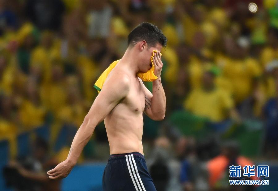 7月4日，哥倫比亞隊(duì)球員羅德里格斯退場(chǎng)時(shí)掩面而泣。
