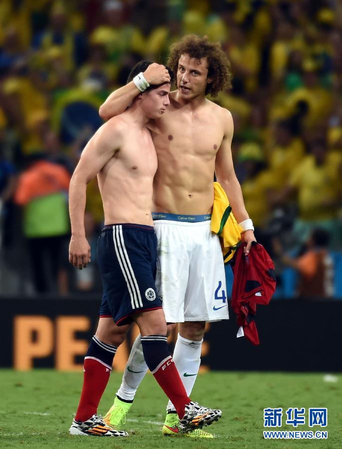 圖為7月4日，巴西隊(duì)球員路易斯（右）賽后安慰哥倫比亞隊(duì)球員羅德里格斯。