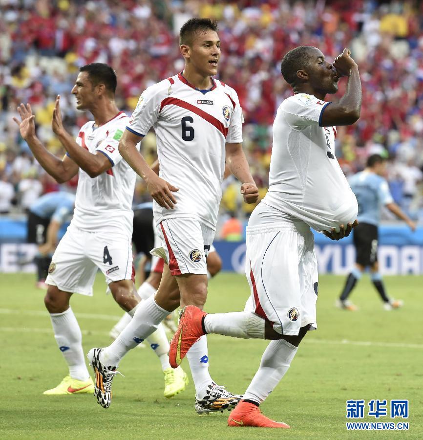 6月14日，哥斯達(dá)黎加隊(duì)球員喬·坎貝爾（右一）進(jìn)球后將足球塞進(jìn)衣服內(nèi)慶祝。