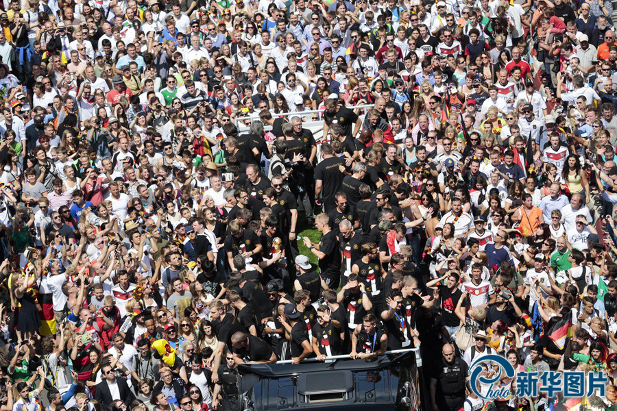 當(dāng)?shù)貢r間2014年7月15日，德國柏林，德國隊歸國舉行奪冠巡游。