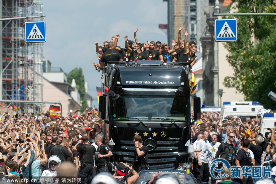 當(dāng)?shù)貢r間2014年7月15日，德國柏林，德國隊歸國舉行奪冠巡游。