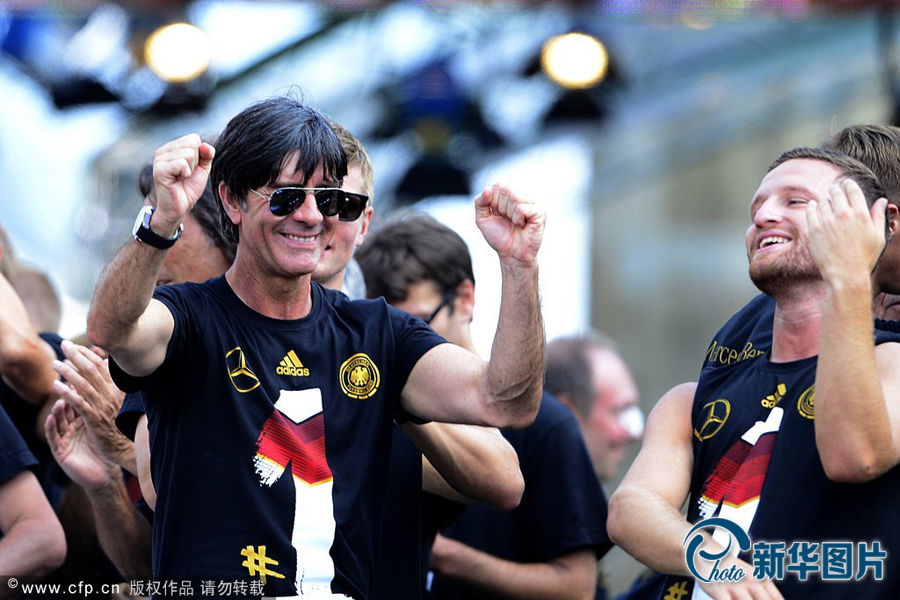 當(dāng)?shù)貢r間2014年7月15日，德國柏林，德國隊歸國舉行奪冠巡游