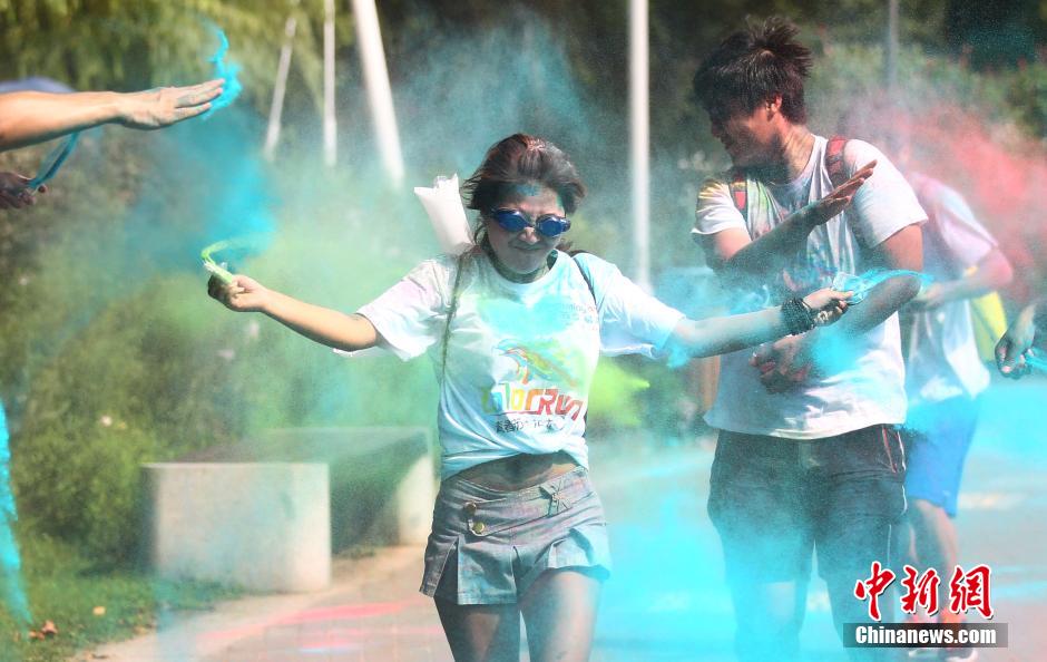 7月19日,參加彩虹跑的年輕人沖向終點后合影。