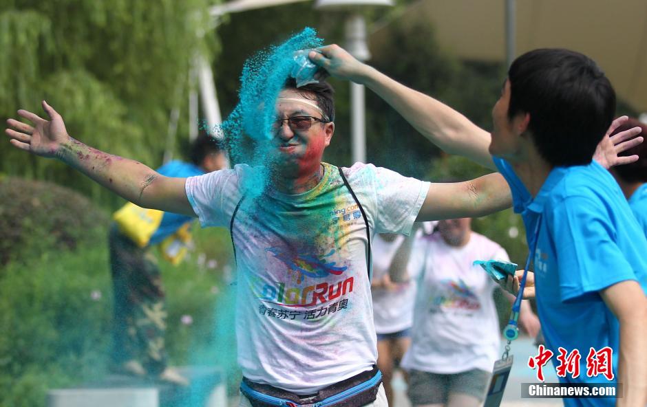 7月19日,參加彩虹跑的年輕人沖向終點后合影。