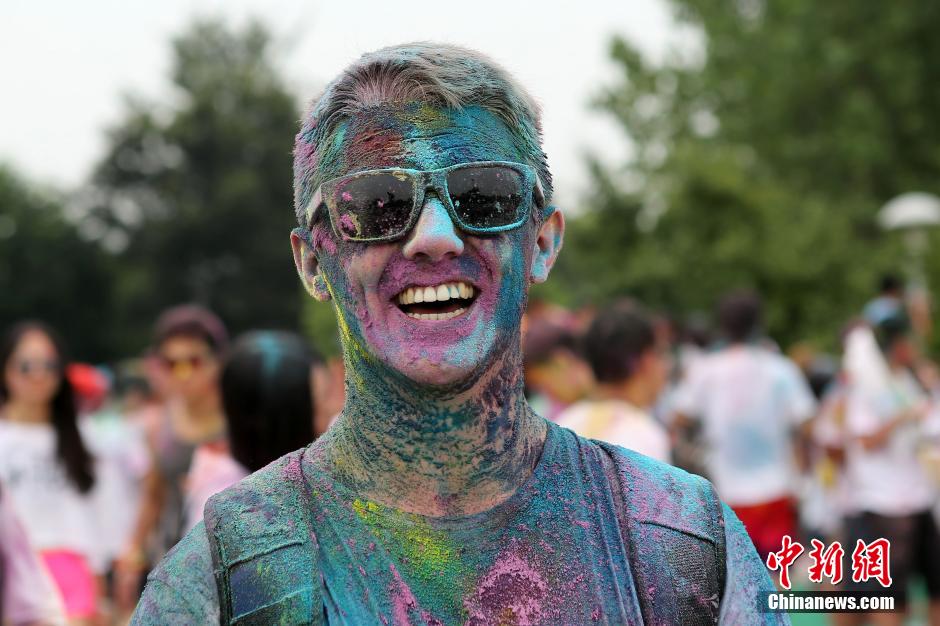 7月19日,參加彩虹跑的年輕人沖向終點后合影。