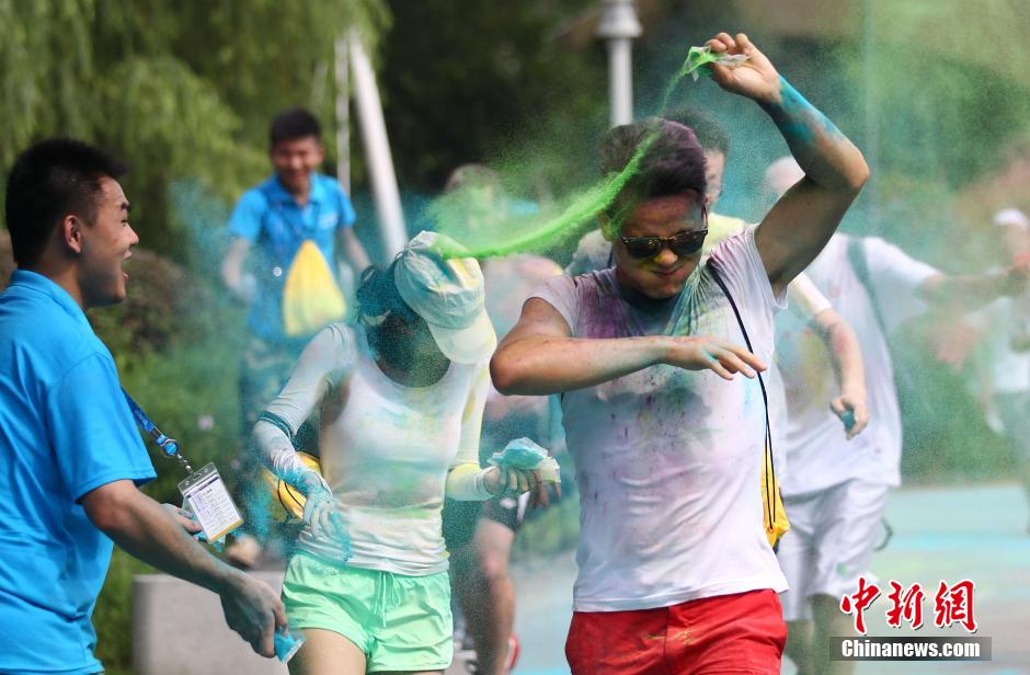 7月19日,參加彩虹跑的年輕人沖向終點后合影。