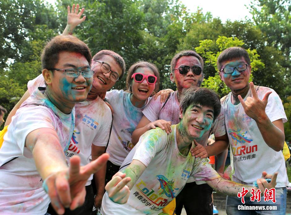 7月19日,參加彩虹跑的年輕人沖向終點后合影。