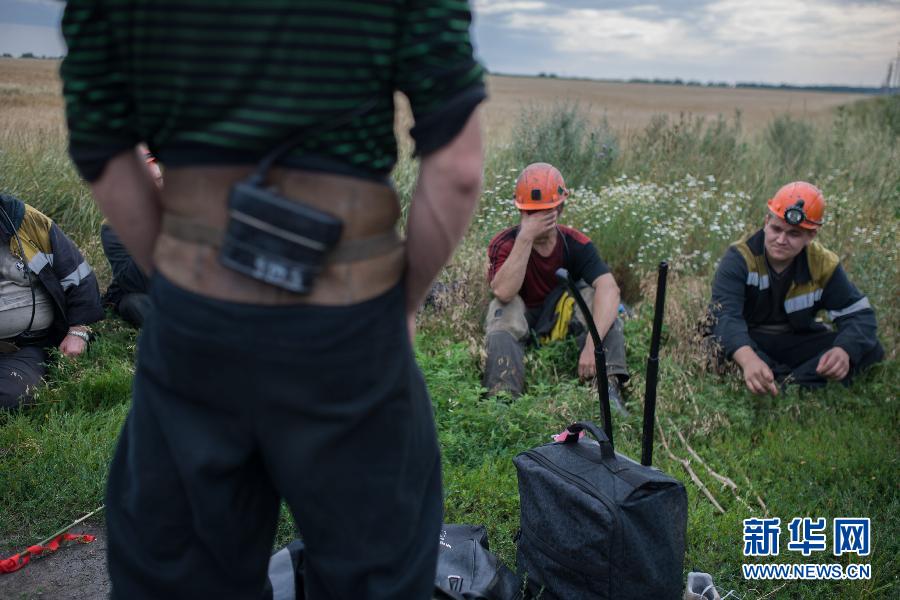7月19日,在烏克蘭頓涅茨克州馬航MH17航班的墜毀現(xiàn)場(chǎng)附近,幾名礦工志愿者在休息。