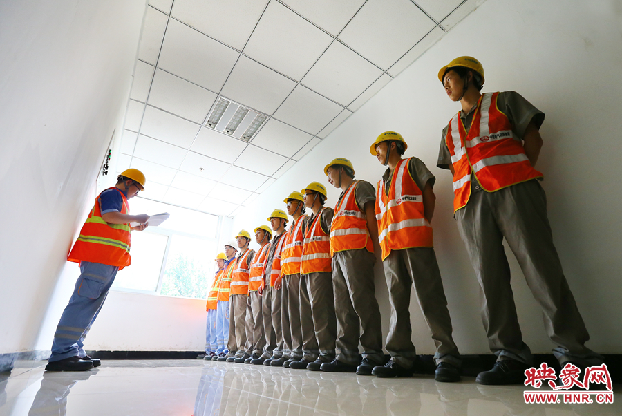 檢修前，班長需要向大家提醒工作要點(diǎn)和安全事項(xiàng)