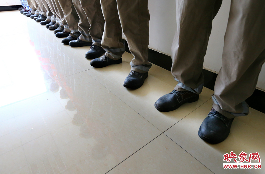 由于工作需要，即使在高溫天氣下也必須穿厚重的絕緣鞋