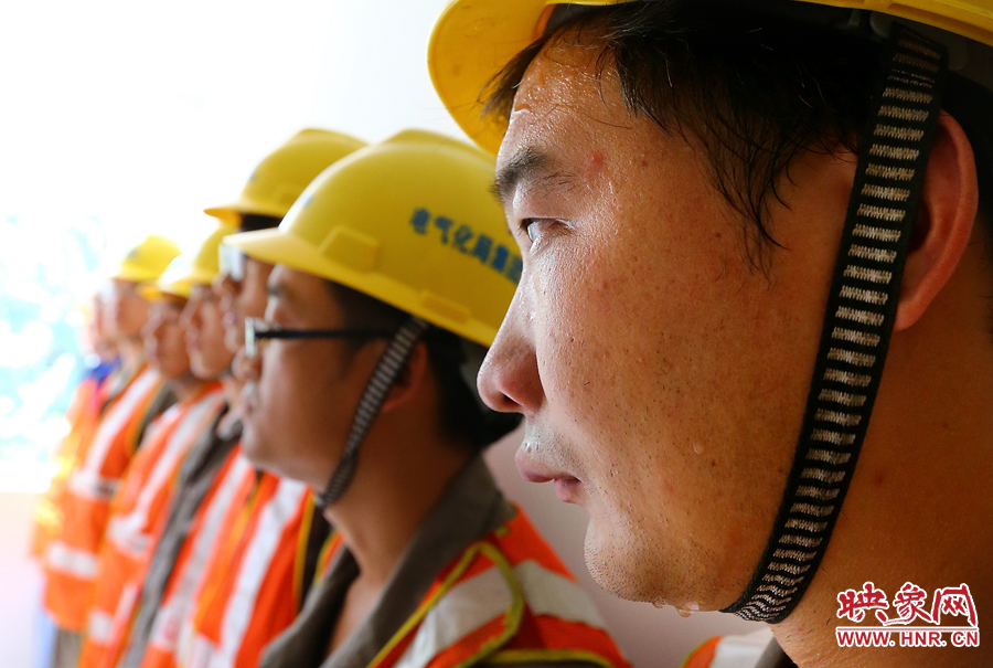 入伏的天氣里，一套工裝穿在身上，即使不動(dòng)也是滿頭大汗