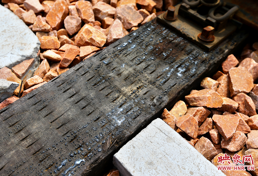 烈日的烘烤下，枕木上的瀝青已經(jīng)被曬化