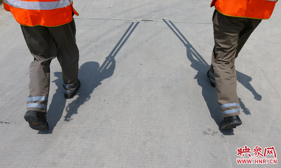 中午時(shí)分，烈日當(dāng)頭，在滾燙的水泥地面上投下了小小的身影