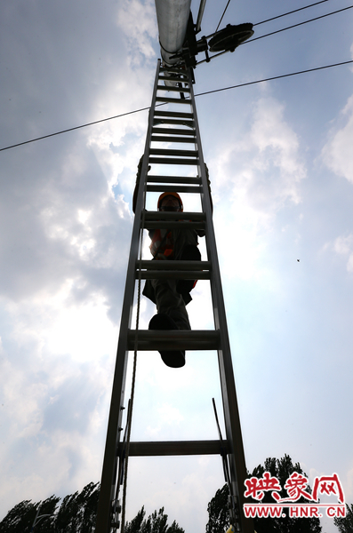 頂著太陽的直射，檢修工不斷要爬上高處施工