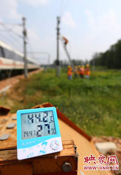 剛開始工作20分鐘，戶外溫度已經(jīng)達(dá)到44.2℃