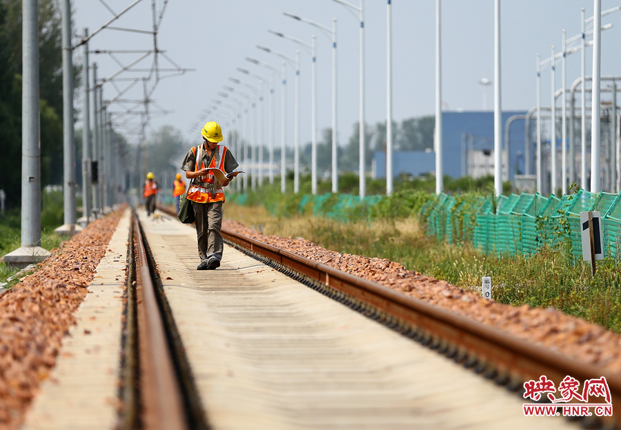 在前往下個(gè)檢修點(diǎn)的路上，還不忘查看工作單