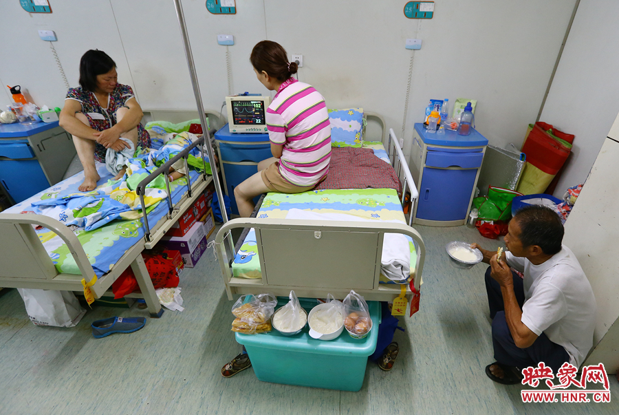 早上八點(diǎn)多，親戚買來了早餐，可是孩子的奶奶和姑姑卻吃不下去