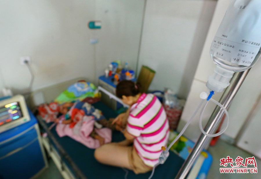 早上7點(diǎn)左右，醫(yī)生為大龍輸液做術(shù)前準(zhǔn)備