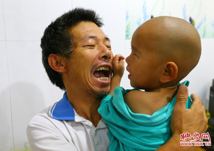 麻醉前，爺爺努力逗著大龍笑，他希望孩子能暫時(shí)忘記傷病帶來的疼痛