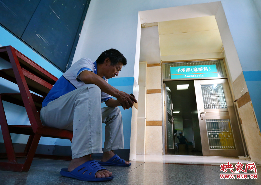 大龍的手術(shù)時(shí)，爺爺一直在門口焦急的等待