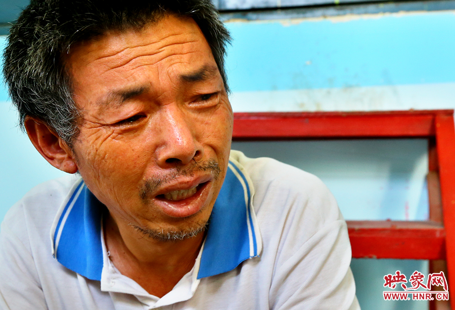 當(dāng)醫(yī)生告知大龍手術(shù)成功的時(shí)候，爺爺忍不住哭了起來