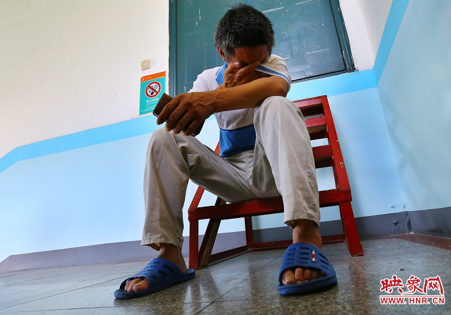 爺爺通過電話告知守護(hù)小龍的奶奶，大龍手術(shù)成功后喜極而泣