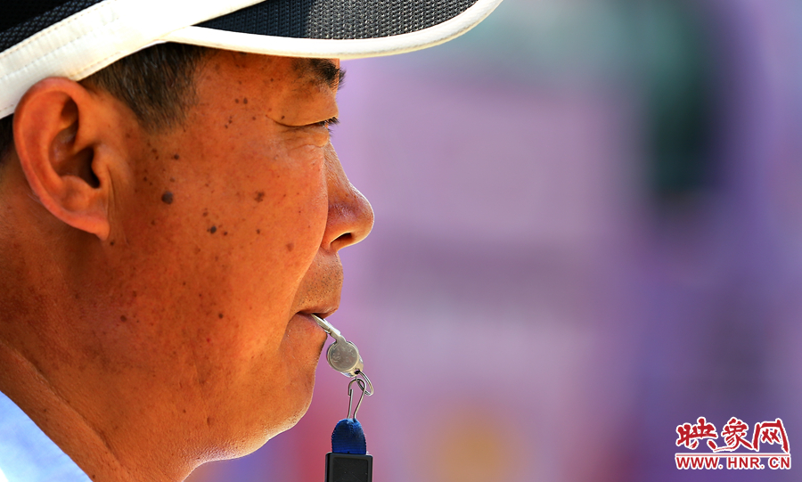 嘴中的口哨不停的響起，一個班下來口干舌燥是家常便飯