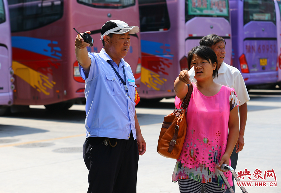 指揮調(diào)度期間，不停的有乘客咨詢乘車問題，調(diào)度員都是耐心的給他們解答