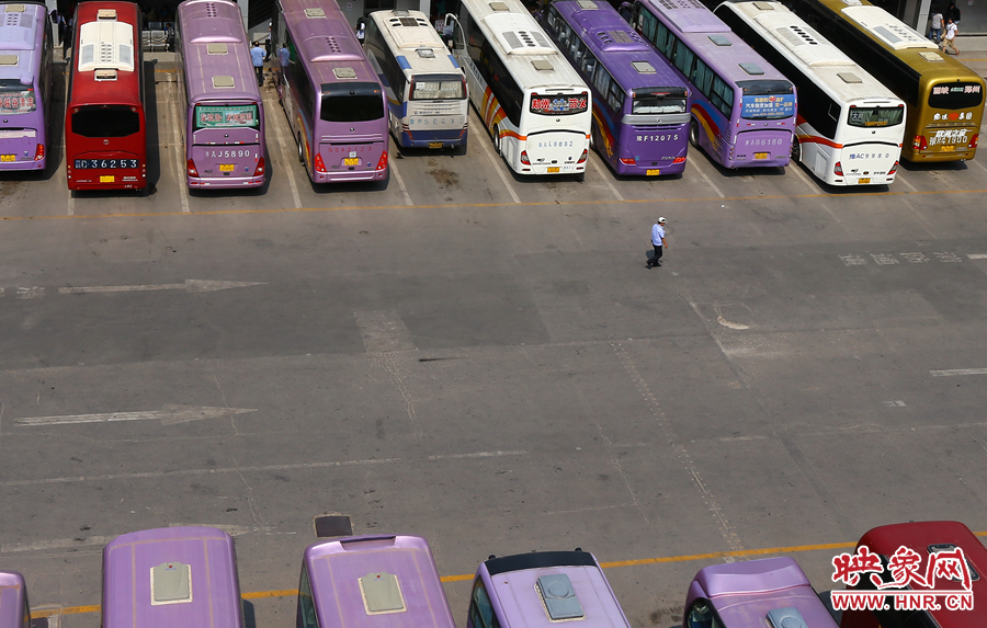 在不大的車站內(nèi)，幾十輛客車不停運轉(zhuǎn)的發(fā)動機，使得場站內(nèi)溫度居高不下