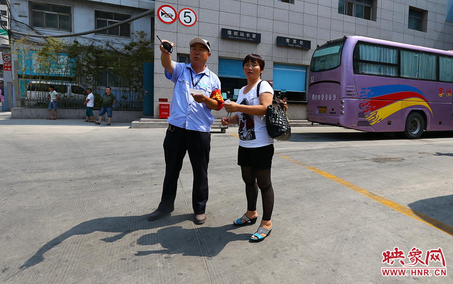 調(diào)度員不僅要保證車輛安全通暢，還肩負著疏導(dǎo)旅客的工作