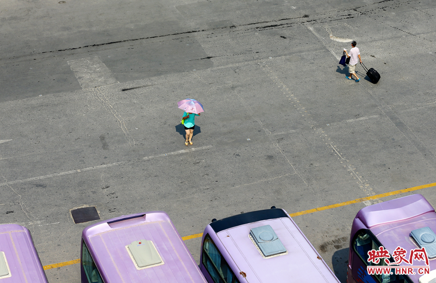 酷暑的陽光，常常曬化車站內(nèi)地面的瀝青，乘車的旅客都是匆匆而過，不愿過多停留。