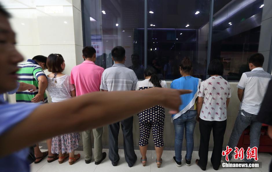 7月24日晚,南京警方將抓獲的以福建、江西、河南、湖北、黑龍江等多個(gè)外省市的涉及傳銷人員集中帶回。