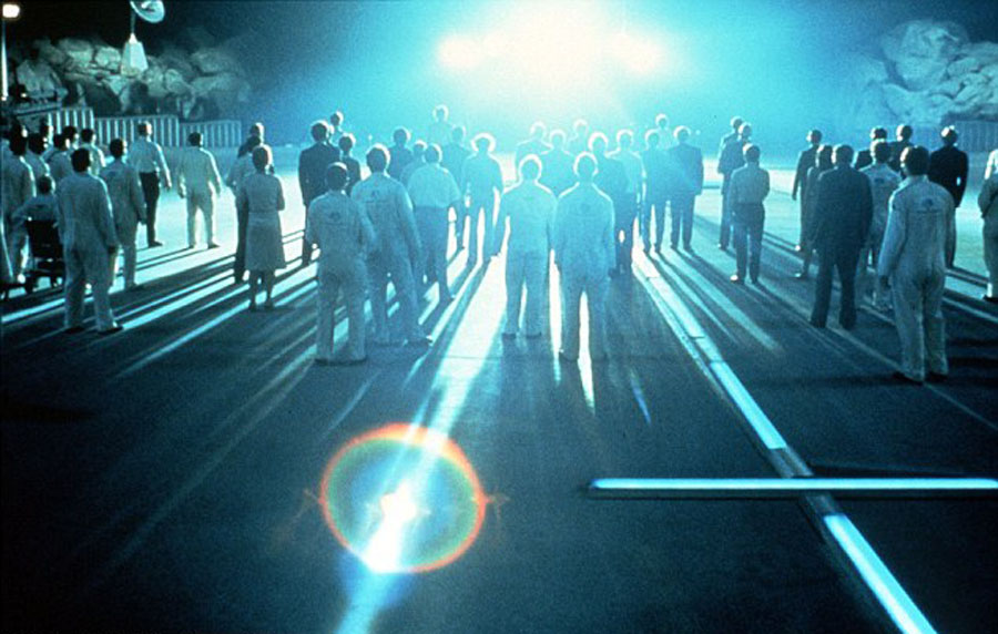 攝影師拍攝到的圖片看上去像科幻電影《第三類接觸》中外星人登陸地球的畫面。