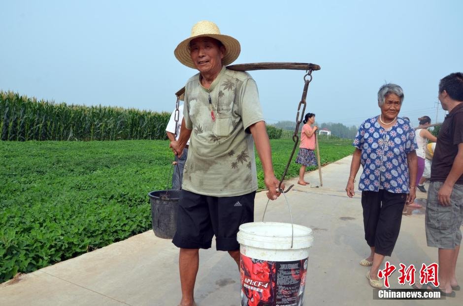 每天排隊(duì)取水，廢水循環(huán)使用已成為該村老少的生活習(xí)慣。