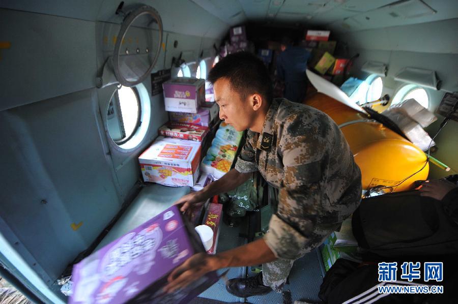  8月5日，在魯?shù)榭h龍頭山鎮(zhèn)，部隊官兵從直升機上卸載救災物資。