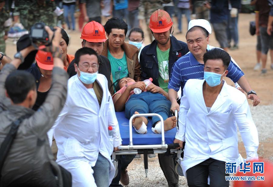 8月5日，在魯?shù)榭h龍頭山鎮(zhèn)，醫(yī)護人員準備將傷員轉(zhuǎn)運到直升機。