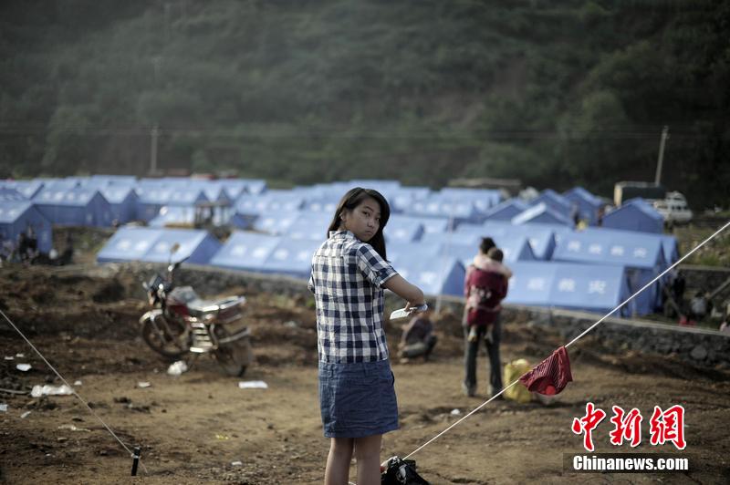 云南昭通龍頭山鎮(zhèn)受災(zāi)群眾安置點，上千災(zāi)民被安置在此，開始新的生活。