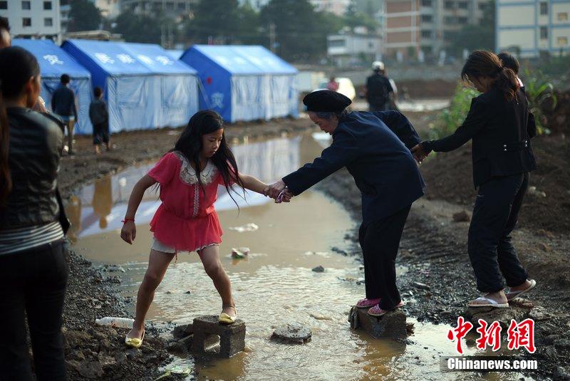 2014年8月6日，云南魯?shù)辇堫^山災(zāi)區(qū)，民眾暫居帳篷。