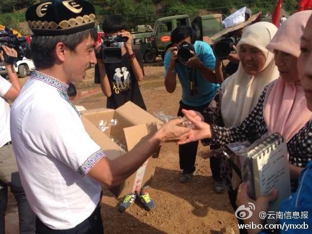 　“切糕王子”阿迪力帶著重達(dá)5噸、價(jià)值50萬元的切糕于7日下午抵達(dá)魯?shù)榈卣鹫鹬旋堫^山鎮(zhèn)。