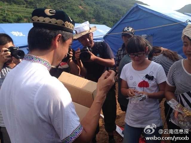 “切糕王子”阿迪力帶著重達(dá)5噸、價(jià)值50萬元的切糕于7日下午抵達(dá)魯?shù)榈卣鹫鹬旋堫^山鎮(zhèn)。