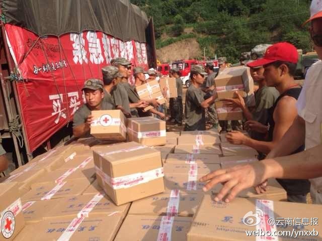 第14集團(tuán)軍官兵協(xié)助阿迪力將1100余箱切糕從貨車上卸下。