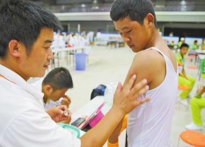 　南京天氣炎熱，地表溫度有時達(dá)到40℃以上，烈日下孩子們的衣服濕了又干、干了又濕。