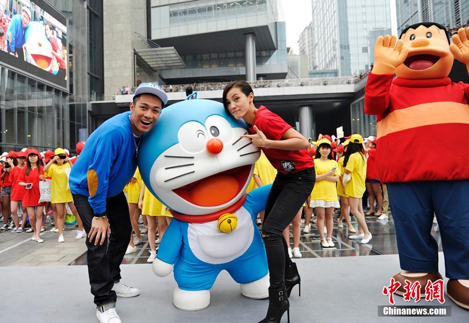 圖為何韻詩(shī)、周柏豪與哆啦A夢(mèng)合影。
